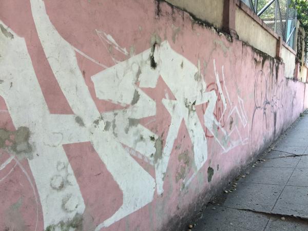 Graffiti lettres ou throw-up sur fond rose clair 