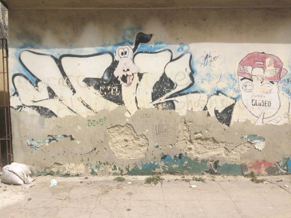 Graffiti dans une zone en ruine