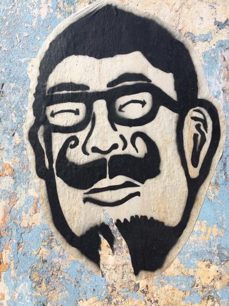 Portrait d’un homme moustachu à lunettes