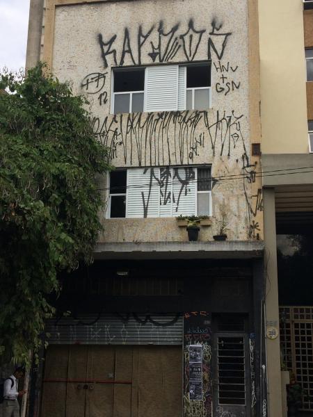  Pixo de São Paulo sur un rideau coulissant et un immeuble