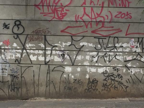 Pixo de São Paulo sur un mur, au niveau du trottoir