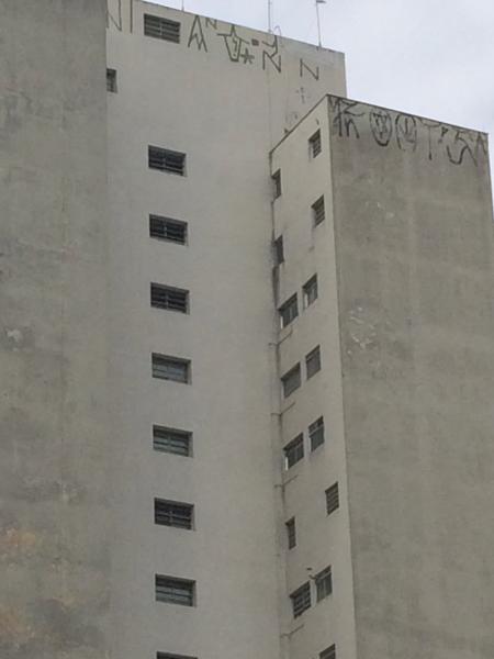 Pixo de São Paulo au dernier étage d’un immeuble