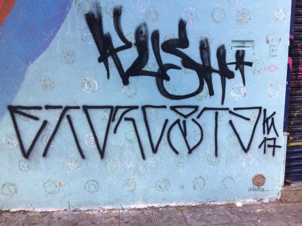 Pixo de São Paulo sur fond de mur bleu