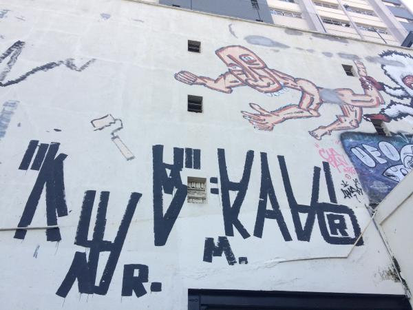 Pixo de São Paulo avec d’autres interventions murales