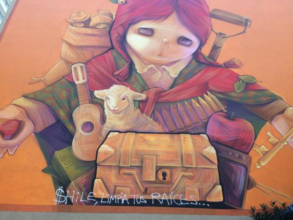 Fresque à la station de métro Bella Vista de Santiago, en hommage à la culture andine. L’inscription tagée (« $hili, nettoie tes racines ») apporte une contribution critique intéressante au débat public.