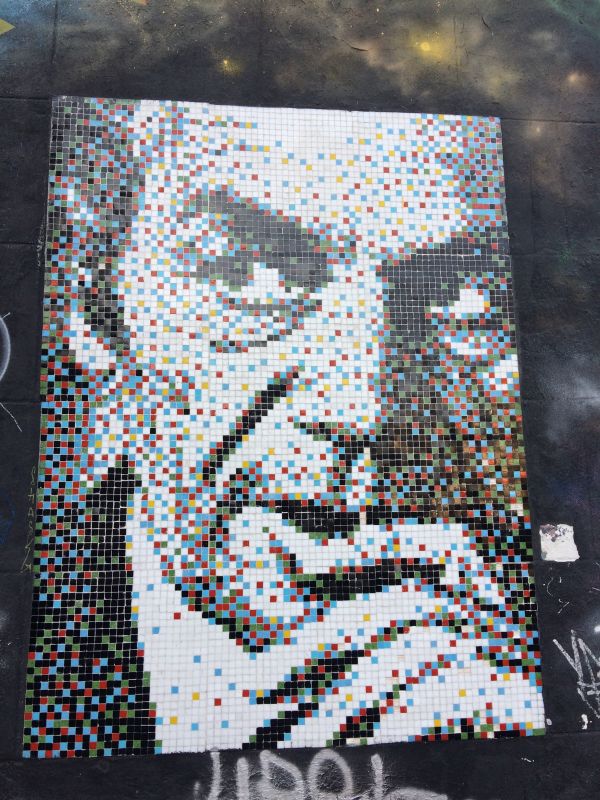 Portrait d’homme en mosaïque, type « pixélisé » 