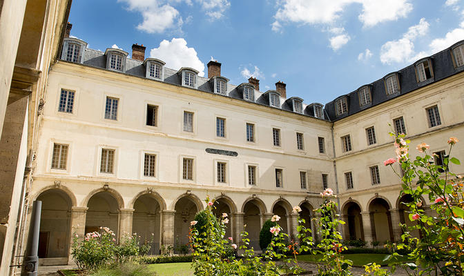 Photo OHNK. Sciences Po : Hôtel de l'Artillerie (futur campus), cour Sébastopol