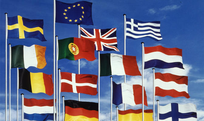 Photo : European Communities - European and national flags with sky background