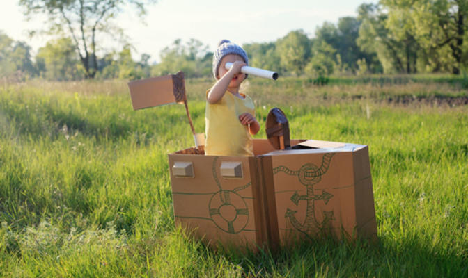 Image debasige (Toddler girl playing with paperboard ship)