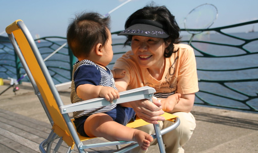 Une grand-mère parle à son petit-enfant ©Yoshihide Nomura /Flickr (CC BY-ND 2.0)