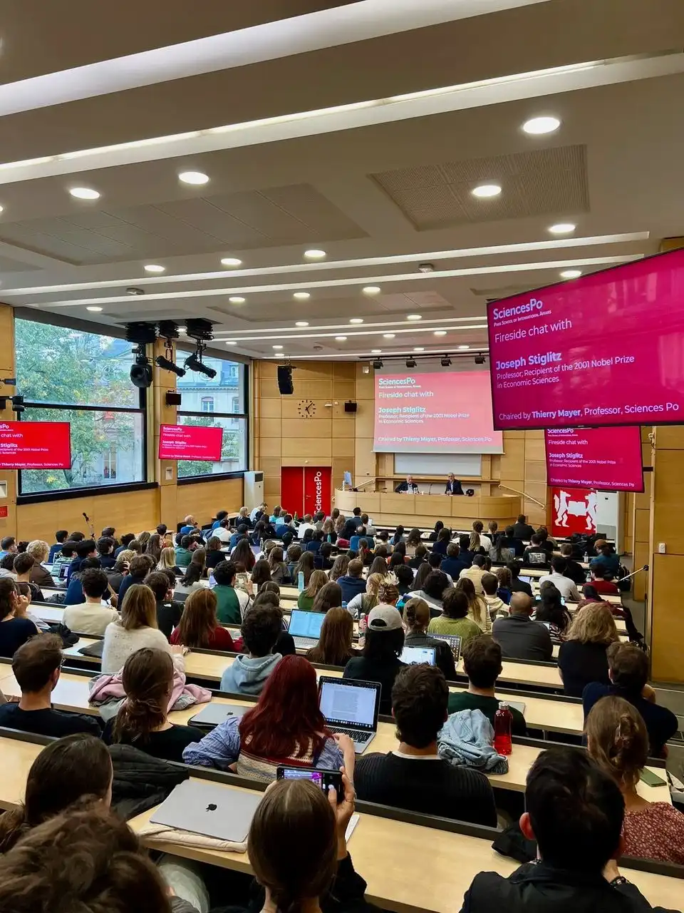 PSIA Students attending Prof Stiglitz conference