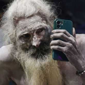 Un saint Naga faisant usage de son smartphone