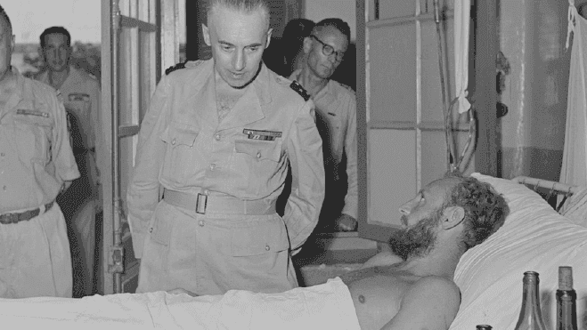 Visite du secrétaire d’État Bernard Lafey à des soldats blessés de la guerre d’Indochine, 15 juin 1954
