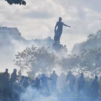Scène de violence lors de la manifestation du 1er mai 2023, place de la République à Paris