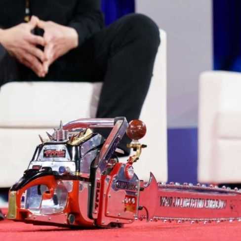 Elon Musk et la tronçonneuse offerte par le président argentin,