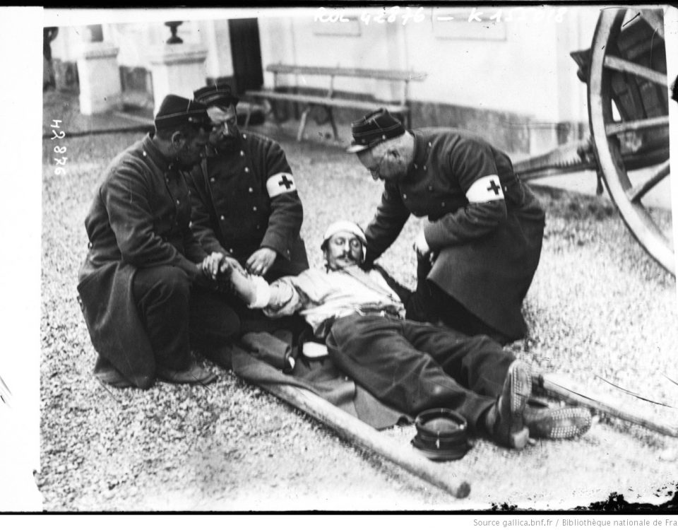 Brancardiers portant secours à un blessé français @ photographie de presse/ Agence Rol