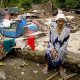 An old ibu (woman) sits among the ruins of her house in Pariaman, north of Padang, West Sumatra. Crédits image : US Department of Foreign Affairs and Trade