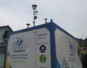 Station mobile de surveillance de la qualité de l'air de l'association Airaq, à Mussidan, © Cjp24 - CC BY-SA 4.0