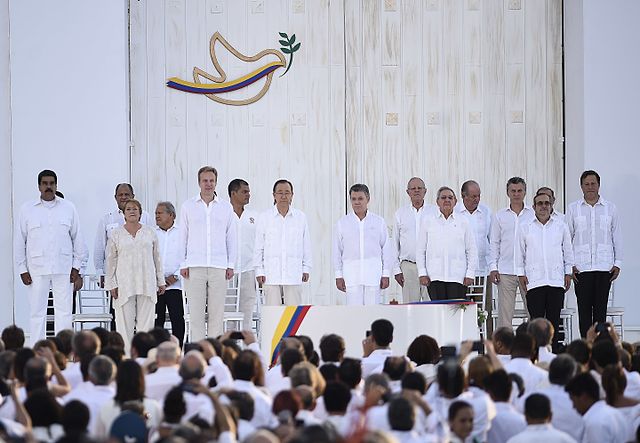 Signature de l'accord de paix entre le gouvernement colombien et les FARC, le 26 septembre 2016 à La Havane. Credits : Gobierno de Chile CC BY 2.0, via Wikipedia