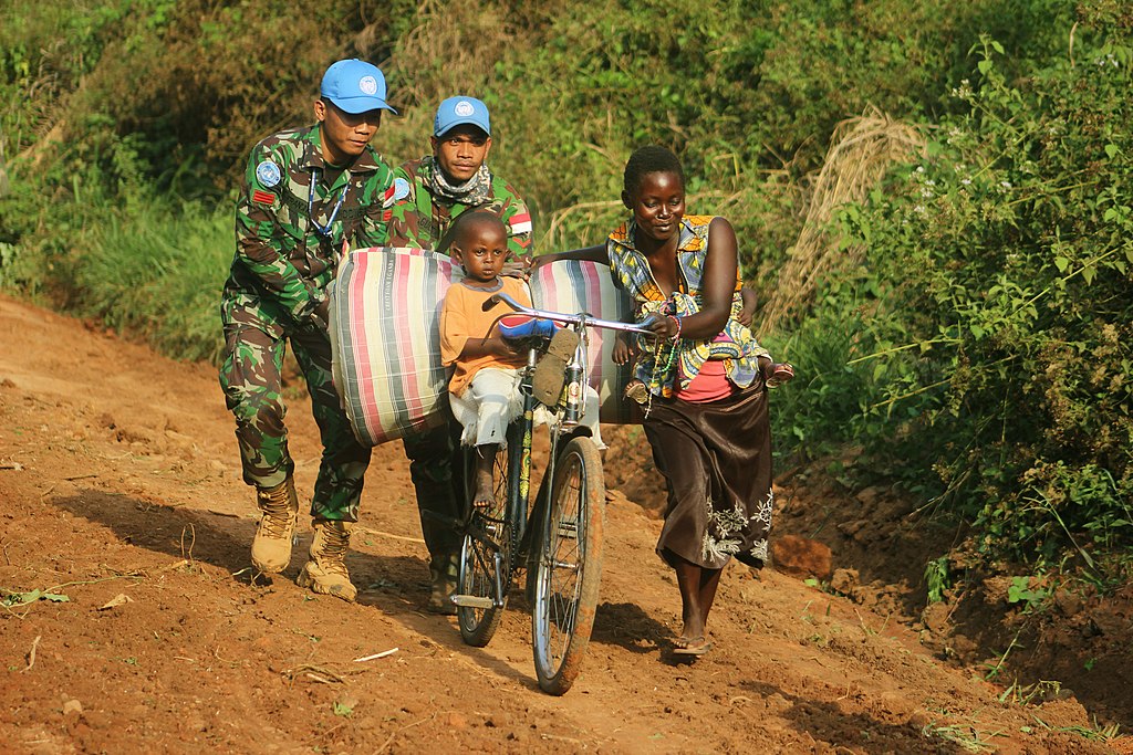 Makilimbo, Haut Uele, DR Congo: Peacekeepers helping the civilian population in their daily activities in Makilimbo. Photo MONUSCO/Force