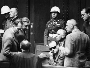 Les accusés se parlent et parlent à leur avocat pendant une pause au Tribunal militaire international à Nuremberg. Wikimedia Commons. Domaine public