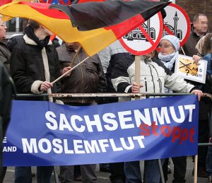 Anti-Moschee-Demonstration der als verfassungsfeindlich eingestuften Bürgerbewegung pro Köln (2008) Credits ; Jasper Goslicki - Eigenes Werk. CC BY-SA 3.0