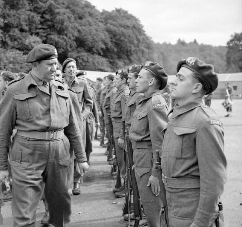 Lieutenant Colonel Charles Vaughan, Commandant Commando Depot, inspecting French troops during a parade to mark Bastille Day at Achnacarry in Scotland, 17 July 1943. Crédits : collections of the Imperial War Museums.