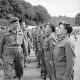 Lieutenant Colonel Charles Vaughan, Commandant Commando Depot, inspecting French troops during a parade to mark Bastille Day at Achnacarry in Scotland, 17 July 1943. Crédits : collections of the Imperial War Museums.