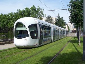 Rame Alstom Citadis TCL - T2 Avenue Rockefeller LyonPar Occitandu34 (Travail personnel) [Public domain], via Wikimedia Commons