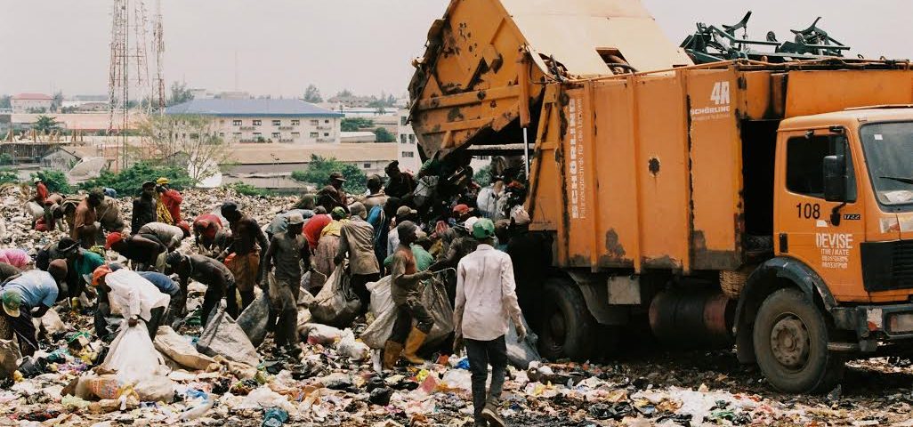 Chiffonniers au travail à Olushosun (Lagos) la plus grande décharge d'Afrique. Crédits : Côme Salvaire