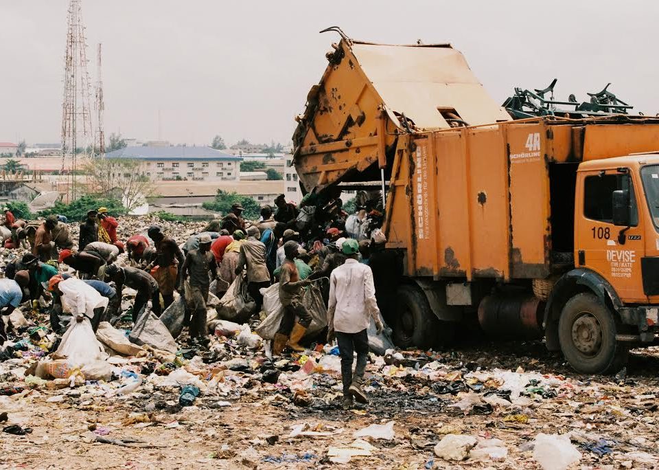Chiffonniers au travail à Olushosun (Lagos) la plus grande décharge d'Afrique. Crédits : Côme Salvaire