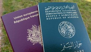 Photo illustration d un passeport Francais et un passeport Algerien. Bourgoin jallieu Nord Isere le 22/12/2015/Credit:ALLILI MOURAD/SIPA/1512221644