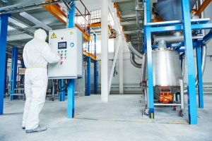 chemical industry worker at factory. Crédits : Shutterstock, by Dmitry Kalinovsky