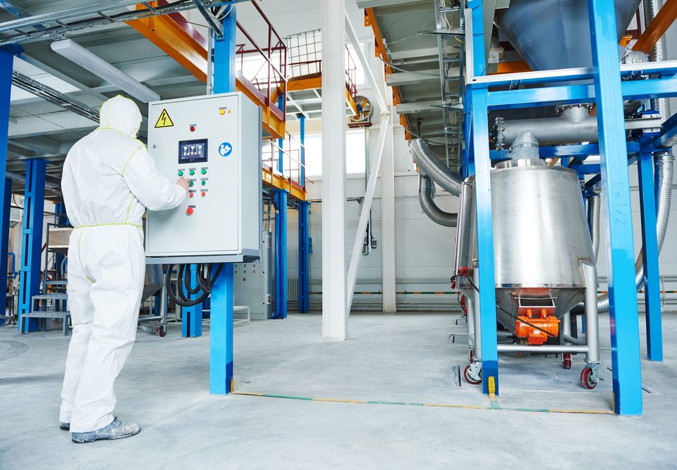 chemical industry worker at factory. Crédits : Shutterstock, Dmitry Kalinovsky