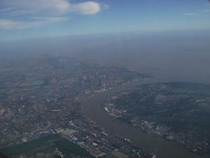 Huangpu River and Yangtze River in Baoshan District, Shanghai By 韩笃一, [Public domain]