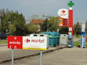 Saint-Quentin-Fallavier-supermarché-By François GOGLINS (Own work) [CC BY-SA 4.0 (https://creativecommons.org/licenses/by-sa/4.0)], via Wikimedia Commons