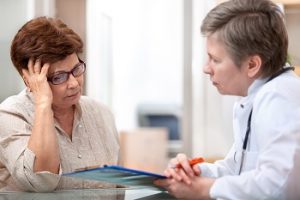 Female patient tells the doctor about her health complaints. Crédits : Alexander Raths, Shutterstock_129797945