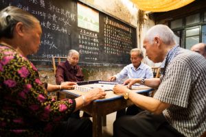 Chongzhou, Sichuan Province, China - May 30, 2015: Old chinese people playing Mahjong in a tearoom. Crédits : Shutterstock