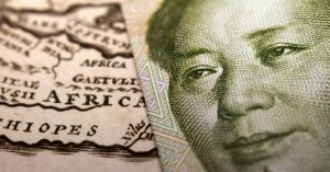 Close-up of a 1 yuan Chinese banknote (figuring Mao) on top of a map of Africa. Crédits Corlaffra via Shutterstock