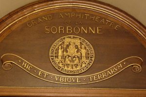 Grand amphithéâtre de la Sorbonne. Crédits : GFreihalter, CC BY-SA 3.0 from Wikimedia Commons