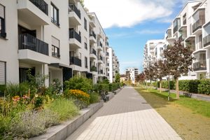 Modern residential buildings, Facade of new low-energy houses Crédits : ah_fotobox, Shutterstock