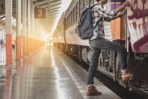 hipster young traveler with backpack in the railway Crédits : Jirapong Manustrong, Shutterstock