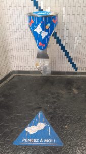 Ratp, métro parisien. Incintation à bien se servir des poubelles. Crédits : Samia Ben