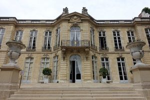 By Guilhem Vellut from Paris, France (Facade @ Jardin de l'Hôtel Matignon @ Paris) [CC BY 2.0 (https://creativecommons.org/licenses/by/2.0)], via Wikimedia Commons