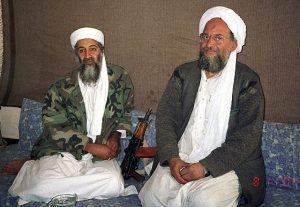 Hamid Mir interviewing Osama bin Laden and Ayman al-Zawahiri 2001Par Hamid Mir [CC BY-SA 3.0 (https://creativecommons.org/licenses/by-sa/3.0)], via Wikimedia Commons