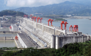 The Three Gorges Dam on the Yangtze River, China. Par Source file: Le Grand PortageDerivative work: Rehman (File:Three_Gorges_Dam,_Yangtze_River,_China.jpg) [CC BY 2.0 (https://creativecommons.org/licenses/by/2.0)], via Wikimedia Commons