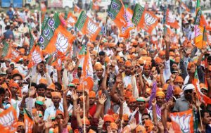 Supporters of Bharatiya Janata Party cheer at an election rally of Narendra Modi in Amethi Lok Sabha constitunecy in Uttar Pradesh. May 2014. Copyrights : Bharatiya Janata Party [CC BY-SA 2.0]