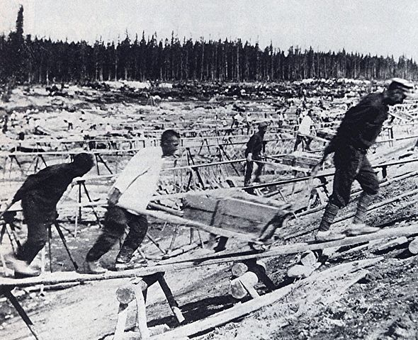 Prisoner labor at construction of Belomorkanal. Crédits photo inconnus