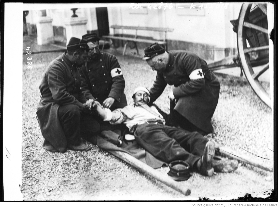 Brancardiers portant secours à un blessé français : [photographie de presse] / [Agence Rol]. Source BNF/Gallica