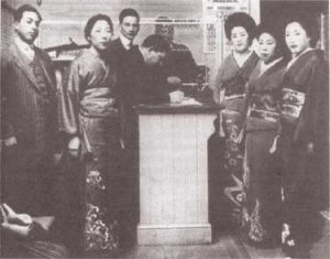 Japanese Picture Brides at Angel Island in 1919. Crédit photo : Domaine public